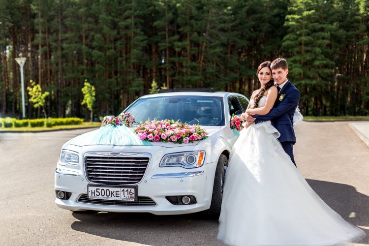 Цветочные композиции на автомобиле