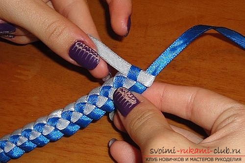 Плетем браслеты из лент своими руками. Фото №2