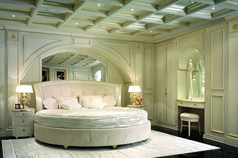 Круглая кровать в спальне - фото