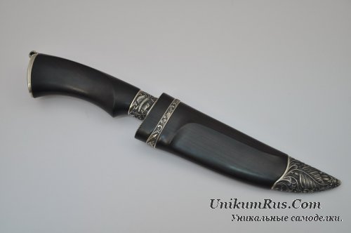 нож с ручкой из черного дерева