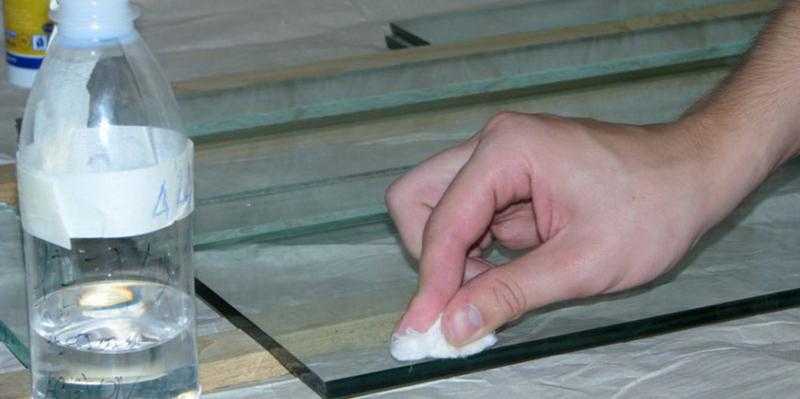 Очистка стеклянной поверхности от клеевых остатков