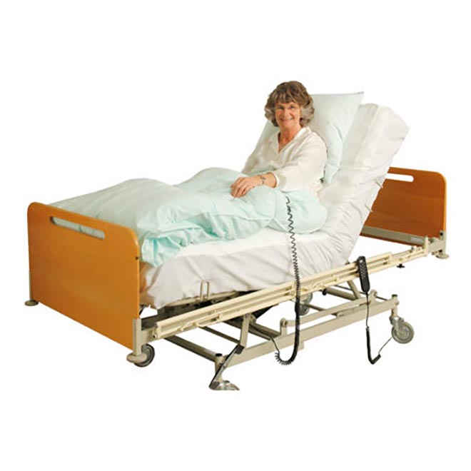 Бабушка лежит на медицинской кровати с противопролежневым матрасом