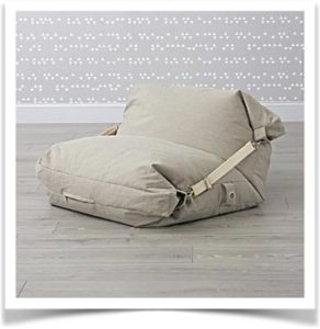 Квадратная подушка в виде кресла на полу