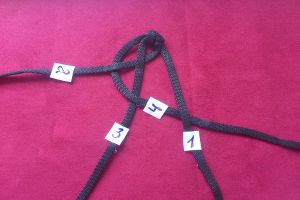плетение браслетов из шнурков14