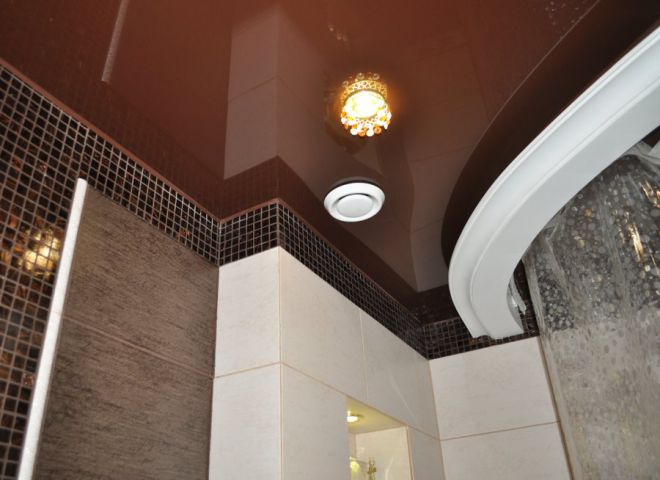 Потолок в ванной коричневый