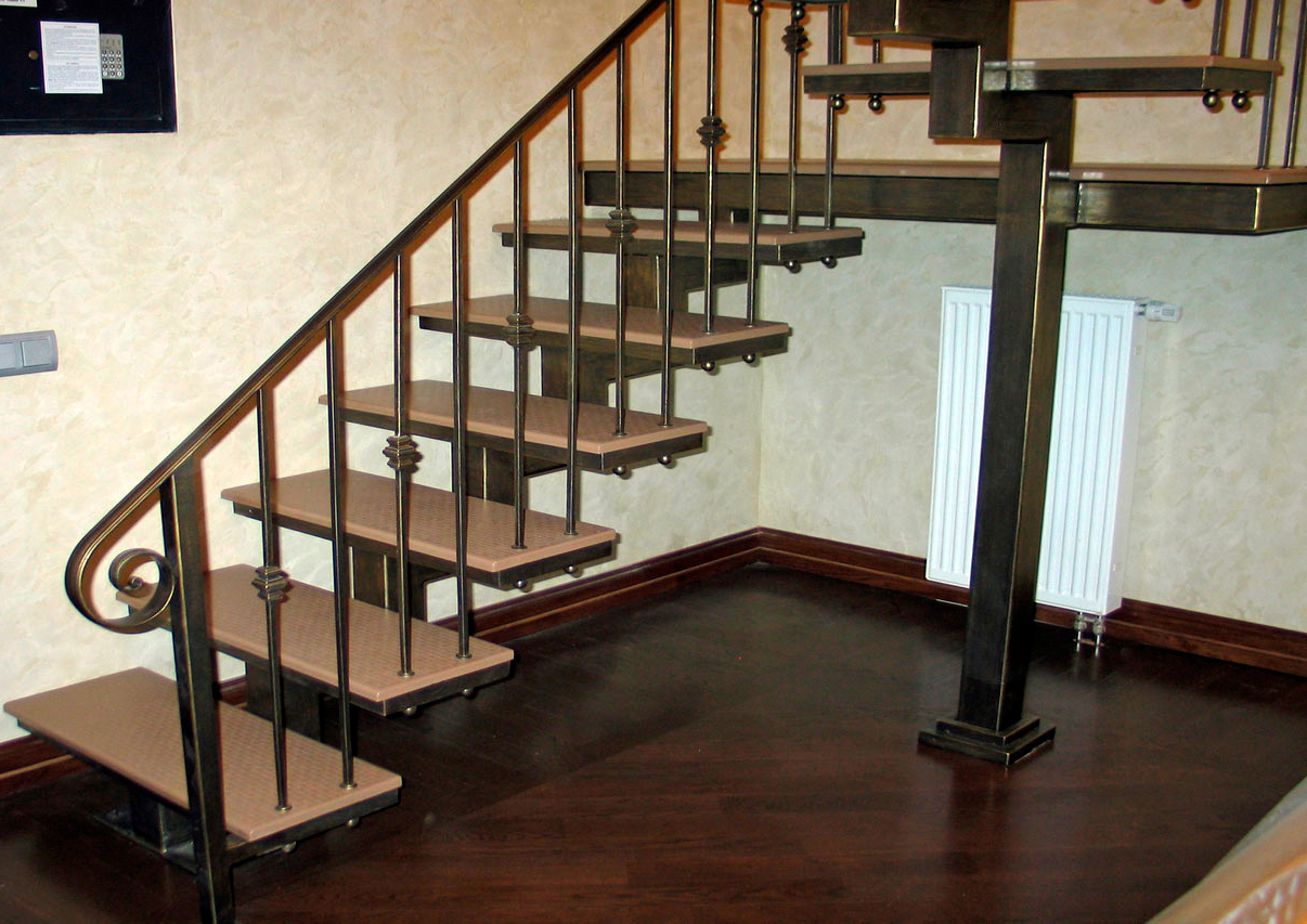 Какая лестница дешевле – металлическая или деревянная