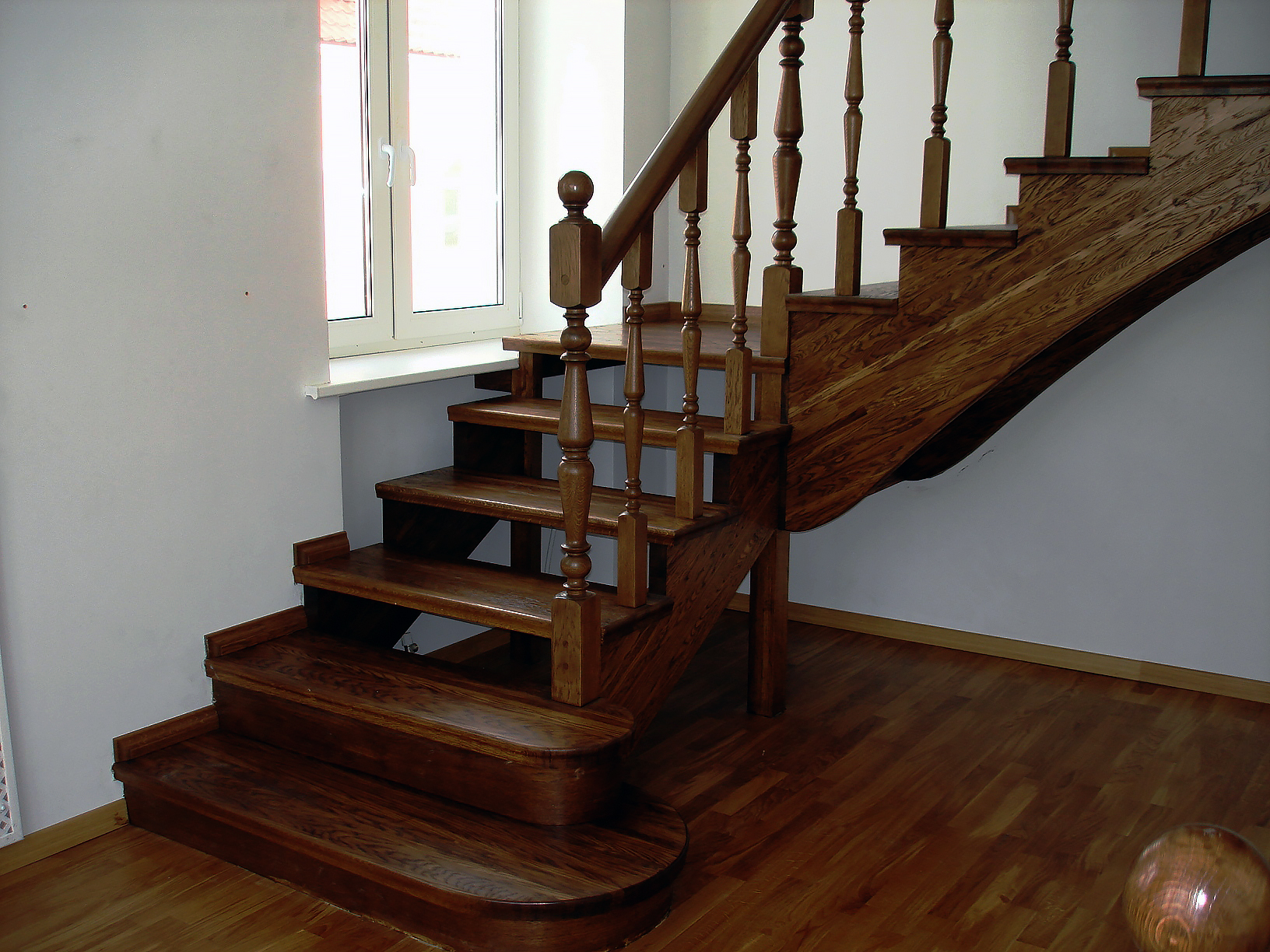 Какая лестница дешевле – металлическая или деревянная