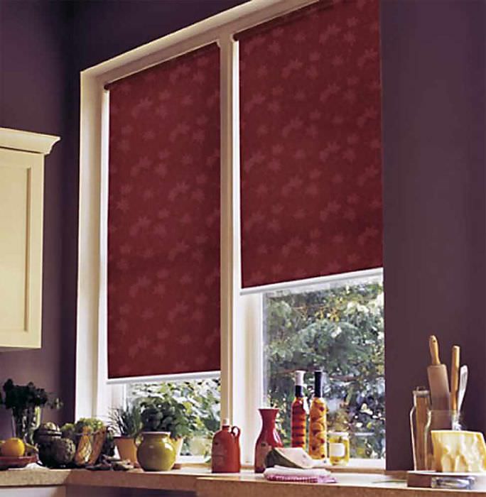 идея светлого стиля окна на кухне