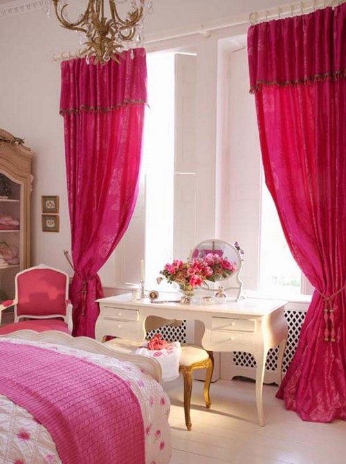 Малиновые шторы в интерьере спальни