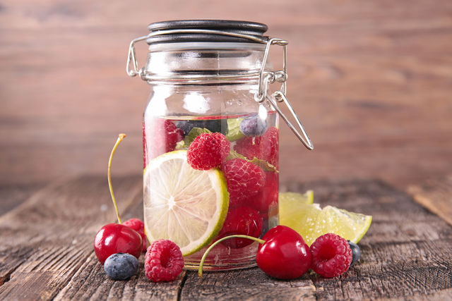 Рецепт воды с ягодами особенно понравится детям, так что положите бутылочку с ней в рюкзак, собирая их в школу