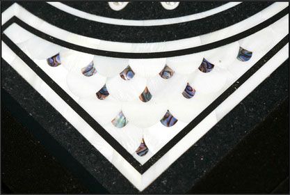 Ошеломляющее творение дизайнеров Pietra Firma &mdash; это черная мраморная плитка, инкрустированная 95 бриллиантами и перламутром. 
