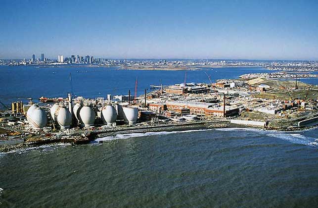  Boston Harbor Project     ОЧИСТНАЯ СТАНЦИЯ на острове Дир-Айленд (на горизонте – Бостон).