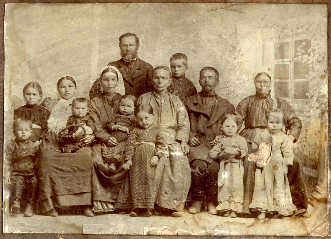 Фотография семьи крестьянина Василия Попкова (предположительно 1907г.)