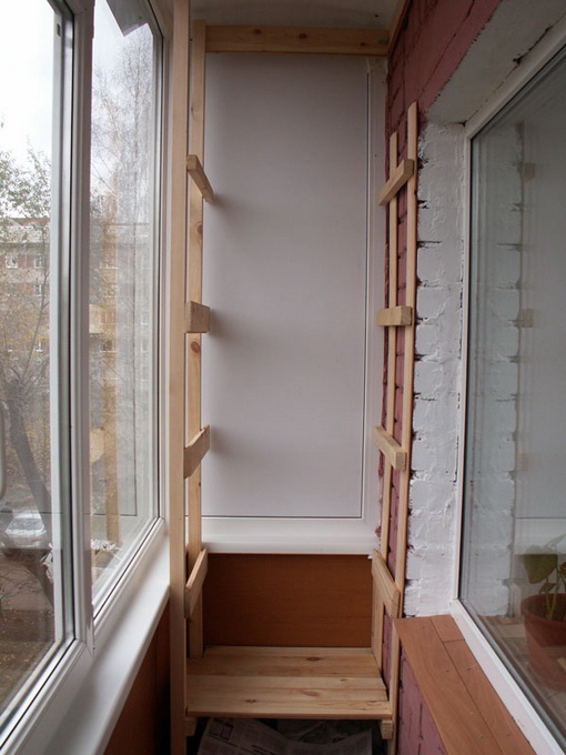 Шкаф на балкон из дерева